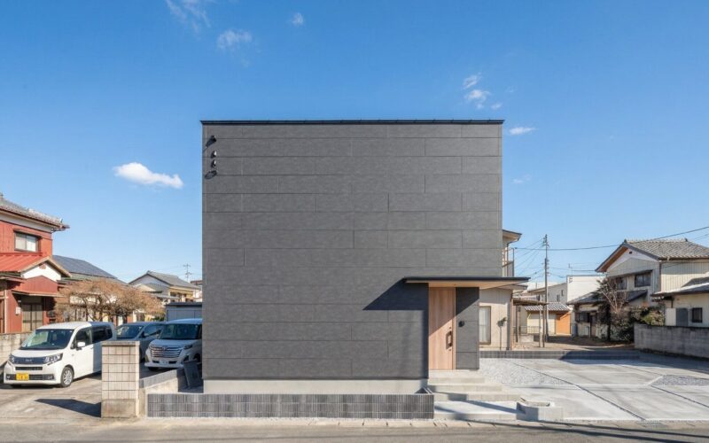 家族のリズムに寄り添う、 ミニマルモダンな2階屋　＜佐野市＞